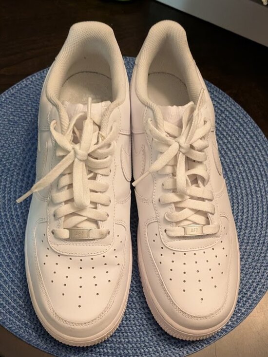 O1 NIKE AIR FORCE 1 Triple White Sneakers - Picture 9 of 11